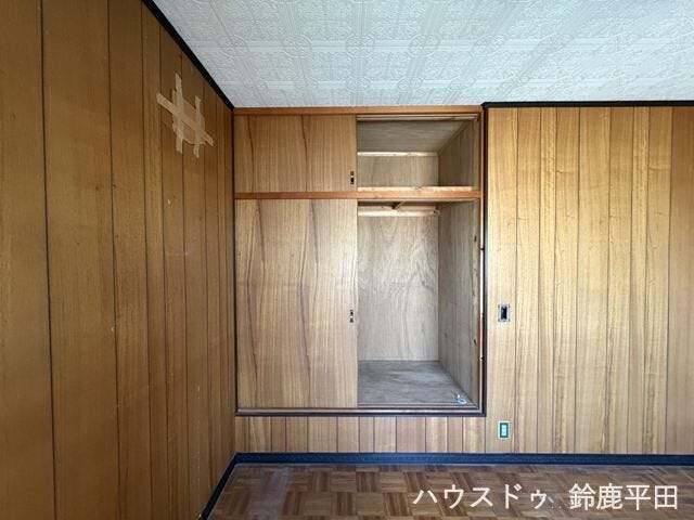 【2階約8帖洋室内の収納スペース】天袋付きの収納を備え、寝具や季節用品などをすっきり整理できます。