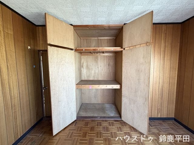 【2階約8帖洋室内の収納スペース】中棚付きで用途に合わせて分けて使える収納です。