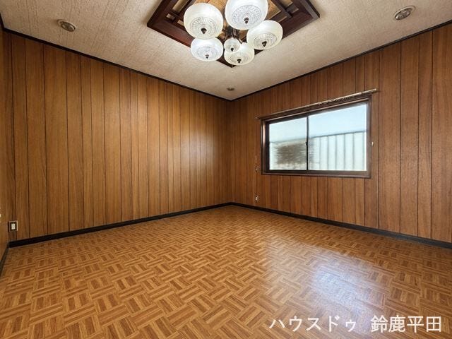 【2階和室横約8帖洋室】木目調の落ち着いた内装で、家具の配置もしやすい間取りです。
