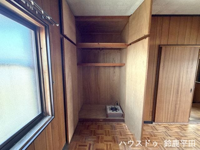 【2階和室横約8帖洋室】棚付きの収納に備え、衣類や小物などすっきり整理ができます。