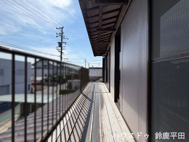 【2階6帖和室、洋室に隣接するバルコニー】複数のお部屋から出入りできるロングバルコニーです。屋根がついているので急な雨でも安心です。