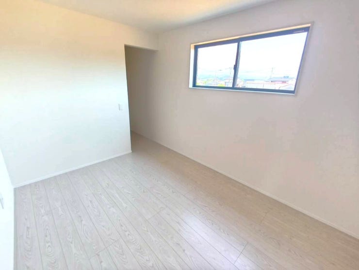 陽の光がたっぷりと差し込む明るい部屋です
