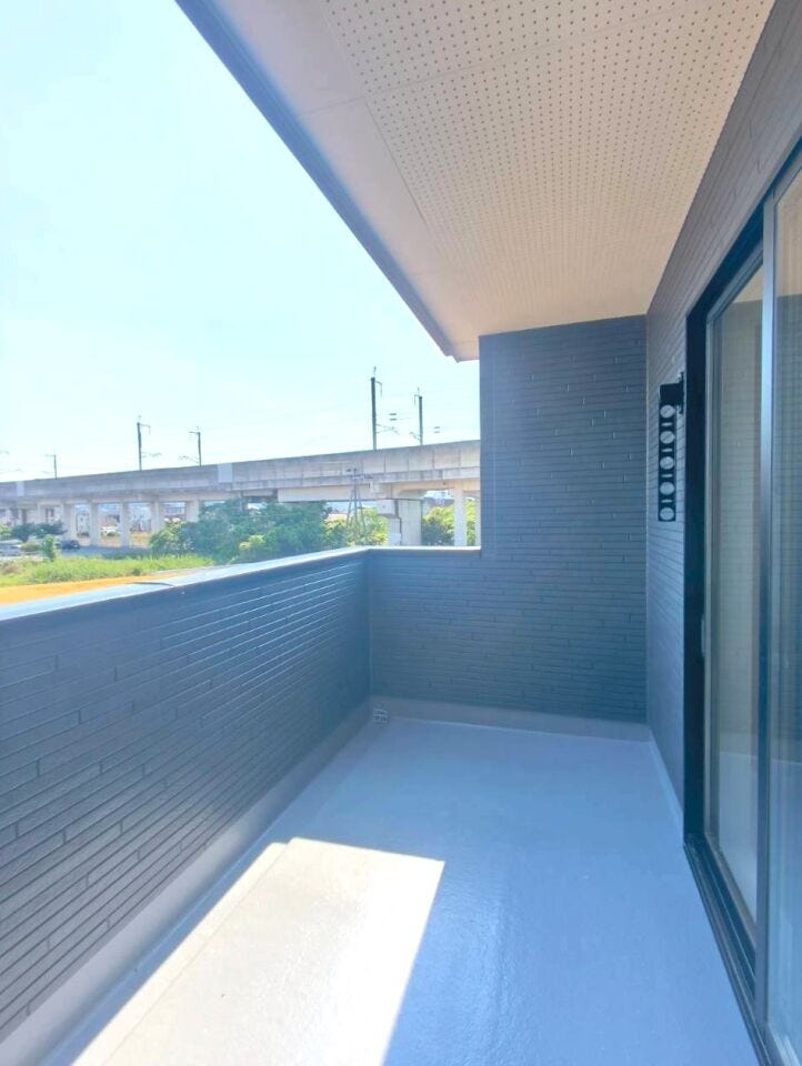 屋根付きのインナーバルコニーで雨が降っても使用でき、リラックススペースとしても十分な広さがあります