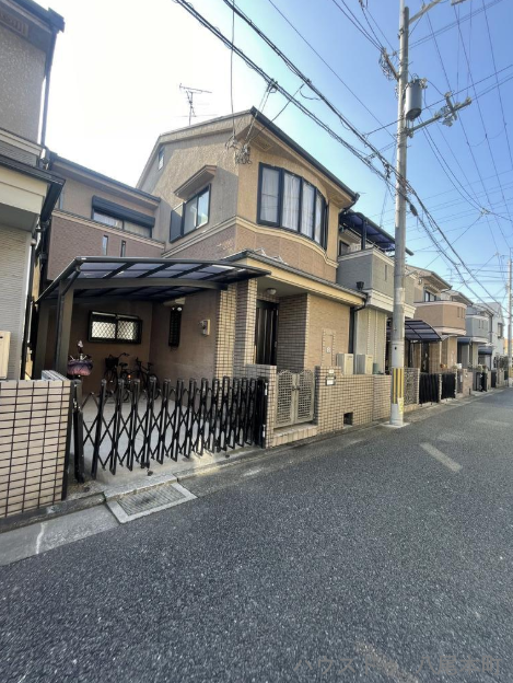 【外観】
閑静な住宅地に位置しており、駐車スペースも確保
前面道路が4.7mありますので、日々の駐車もしやすくなっております。