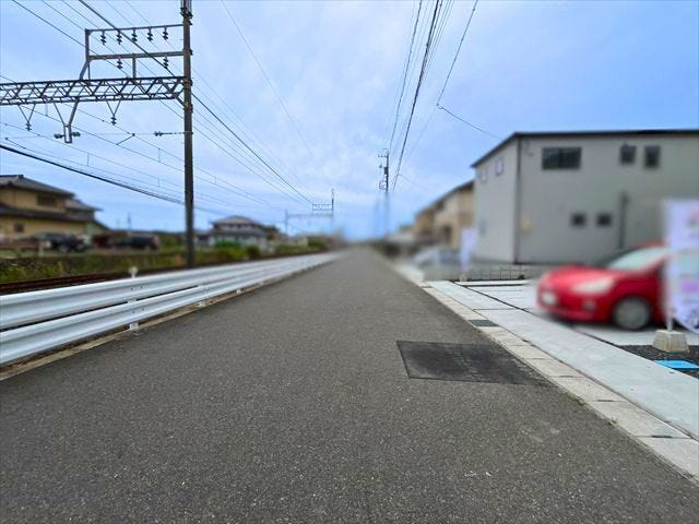 幅員約6.5mの前面道路です。道路幅が広いので、向かいの住宅とも距離があるため日当たりも確保しやすいです。