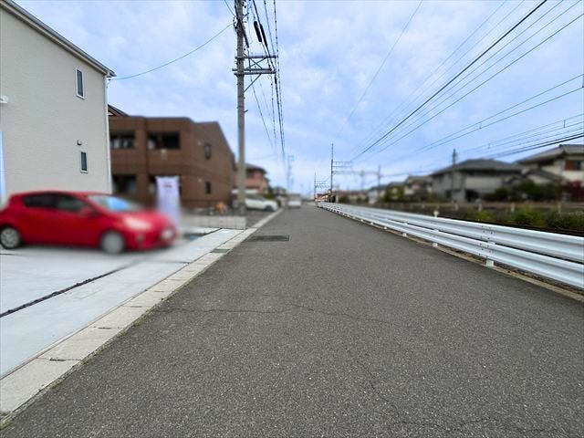 幅員約6.5mの前面道路です。道路幅にゆとりがあるので、車種を選びません。大きめの車を乗りたい方にもオススメです。