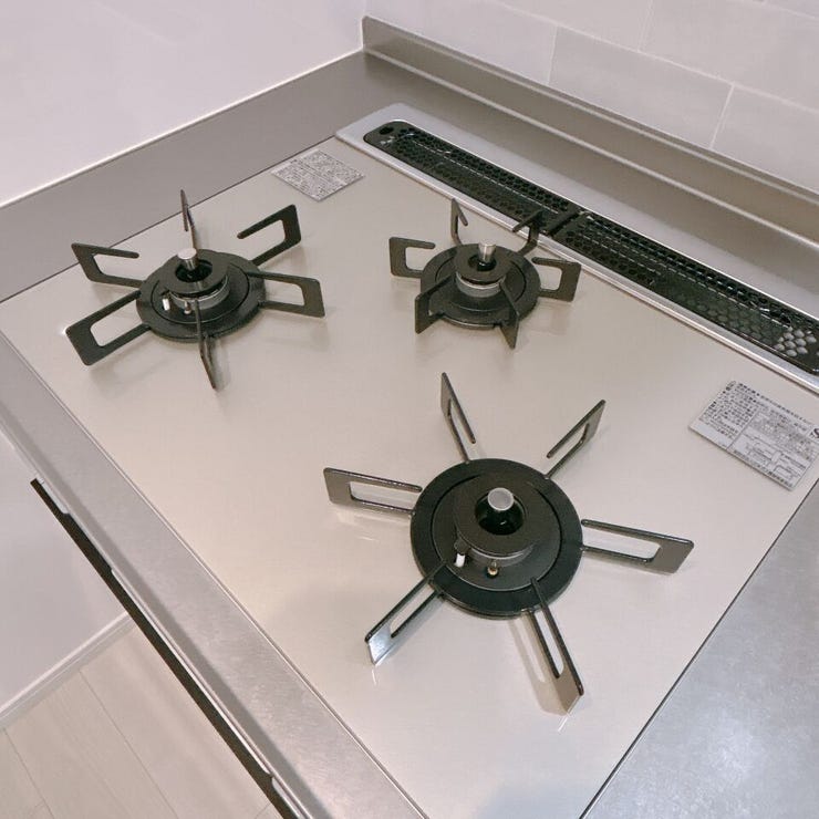 3口ガスコンロ。お掃除のしやすいタイプで、キッチン周りもいつでも清潔に保つことができます。
