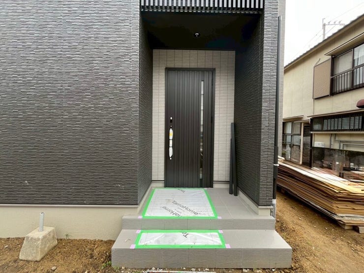 外から見た玄関です