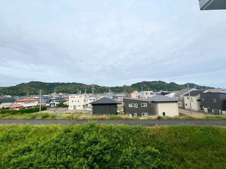 物件からの眺望です。遠方には緑豊かな山並みを望むことができ、視界を遮る高層の建物がない、広く開けた景色となっています。
