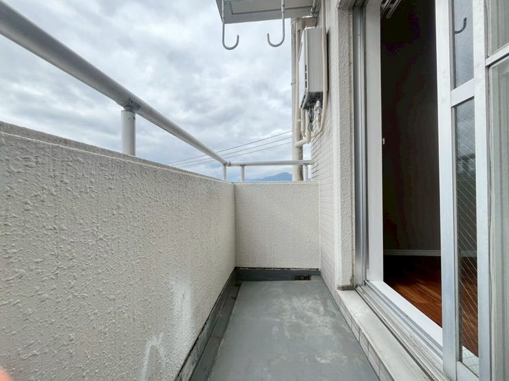 室内の掃き出し窓から出入り可能なバルコニーです。壁面上部には物干し用の金物が設置されており、洗濯物を干す用途に利用できる構造となっています。