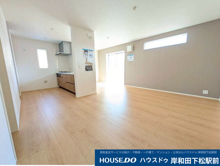 家族が集う開放的なLDK!
家具を選ばないナチュラルな色調に、上品なアクセントクロスが映えるお洒落な空間!
高窓から心地よい光が差し込み、プライバシーを守りながら寛げる設計です!
