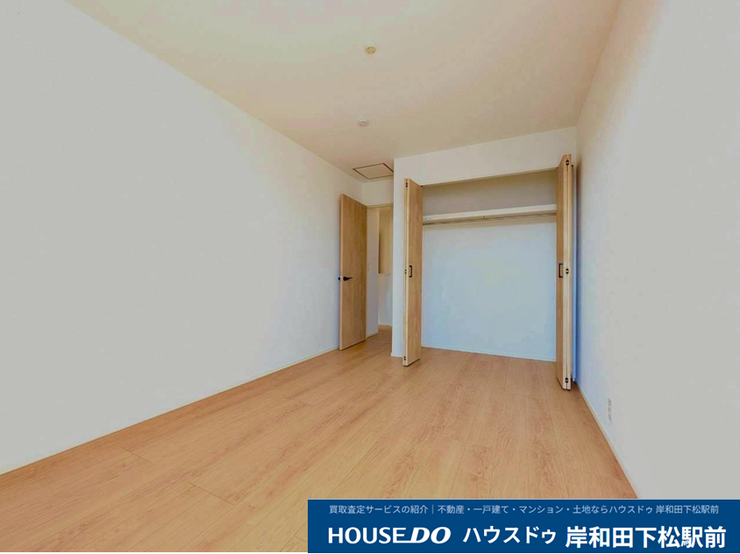 大きな窓から明るい光がたっぷりと差し込む心地よい洋室です♪
パイプと上部棚を備えた便利なクローゼット付きで、お部屋をすっきり美しく保てます!
主寝室や子ども部屋に最適なお部屋です!