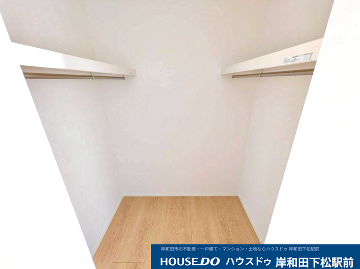 お洋服や季節ものの荷物もたっぷりしまえる、両側にハンガーパイプが付いた大容量のウォークインクローゼットを完備!