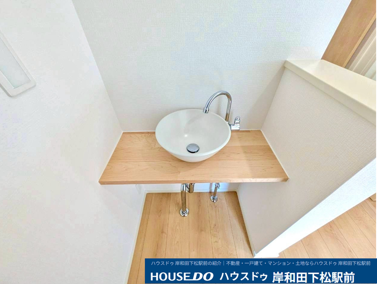2階廊下にお洒落なセカンド洗面を完備!
朝の混雑緩和はもちろん、加湿器の給水や掃除などにも便利です!
温かみのある木製カウンターに丸い洗面ボウルを合わせた、デザイン性の高い空間です!