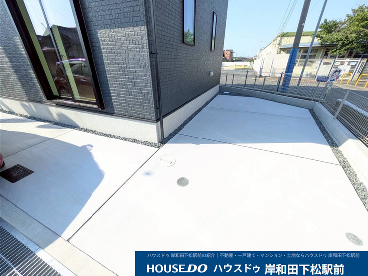 隅々まできれいに舗装されたコンクリート敷きで、日々のお手入れや出し入れもラクラク♪
前面道路に面しており、大型車も安心して駐車可能です!