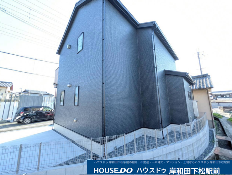 別角度から見たスタイリッシュな外観!
重厚感のあるダークトーンの外壁が、モダンで洗練された印象を与えます!
周囲からの視線に配慮した窓配置になっており、プライバシーをしっかり守れる設計です!