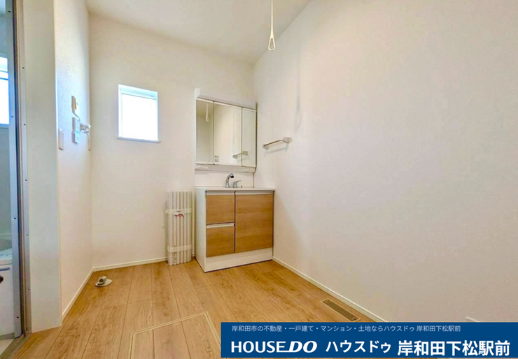 ゆとりある広さを確保した爽やかなサニタリールーム!
身支度に便利な三面鏡付きの洗面化粧台や、換気&採光に嬉しい小窓を設置!