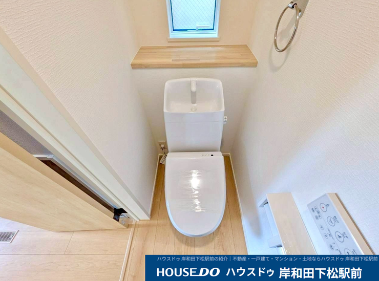 清潔感あふれる温水洗浄便座付きトイレ!
快適に使える壁掛けリモコンやタオル掛けを完備!
奥にはちょっとした小物を飾れるカウンター棚と、心地よい光が入り換気もしやすい小窓が付いています!