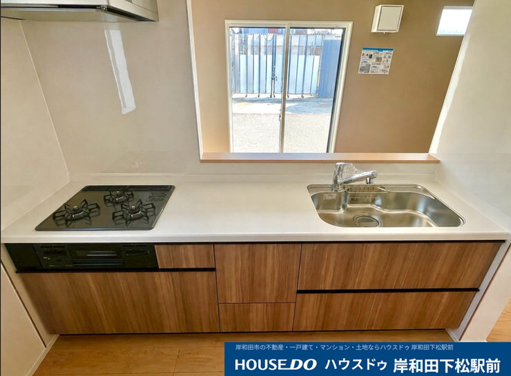 料理中も家族との会話が弾む対面式キッチン!
ぬくもりある木目調デザインに、お掃除しやすい3口ガスコンロを搭載!
作業スペースやシンクも広々としており、毎日の家事が楽しくなる空間です!