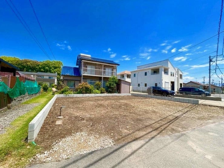 ◇外観写真◇
スーパーやコンビニ、郵便局や銀行など、生活に必要な施設が徒歩圏内に充実しています。周辺施設が充実しているかどうかも物件選びにおいては大切なポイントですね。
