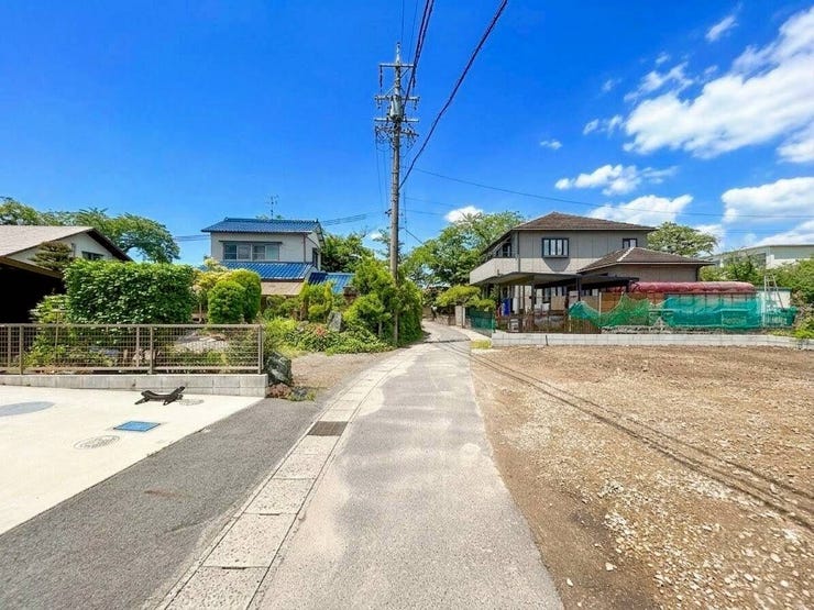 ◇前面道路◇
過ごす時間と共に刻々と表情を変えていく住まい、季節によってさまざまな表情を見せてくれるわが家は、時を重ね思いを紡ぐ場所です。ご家族の一家団欒を心ゆくまでお楽しみください。