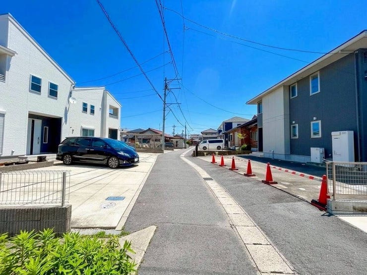 ◇前面道路◇
前面の道路幅は約2.5mですが、交通量が多くないので駐車時に後続車を気にする必要が少なく、間口も広く作られているのでラクに駐車することができます。