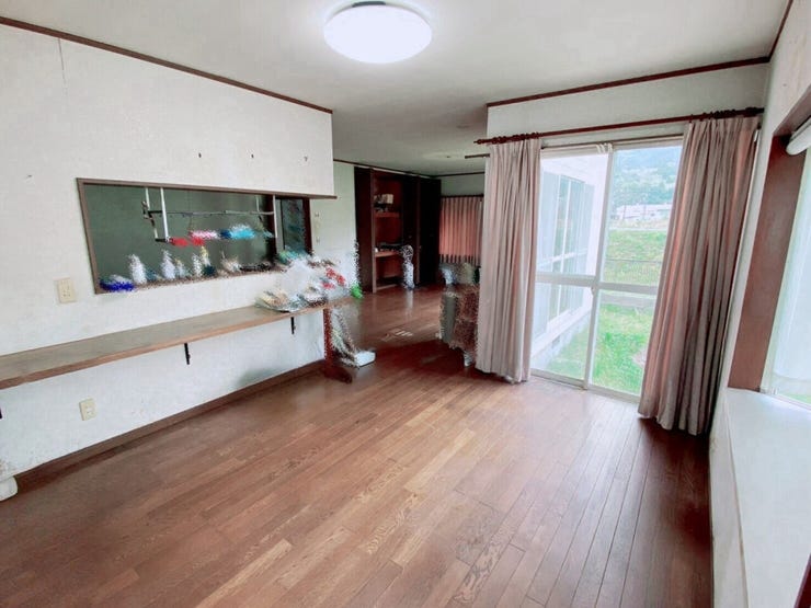 ダイニングとリビングが分かれており、メリハリのある生活を送れます。陽当たりも良いので、リビングも明るくなっています。カウンターキッチンはお料理しながらお部屋全体を見渡せるので安心ですね。