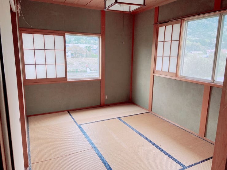 2Fの和室は落ち着いた雰囲気で、窓からは四季折々の自然の風景を楽しめます。収納も充実!