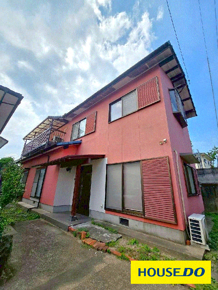【外観】
【所在地】日田市南友田
【物件種別】中古戸建
【建物構造】木造2階建て
【駐車場】あり
【現況】空
【引渡時期】相談
