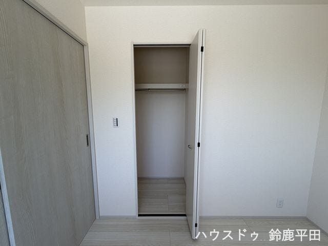 約4.5帖洋室に設置された収納スペースです。ハンガーパイプがついているので衣服を整理したり、上部には小物を置いたりもできます。