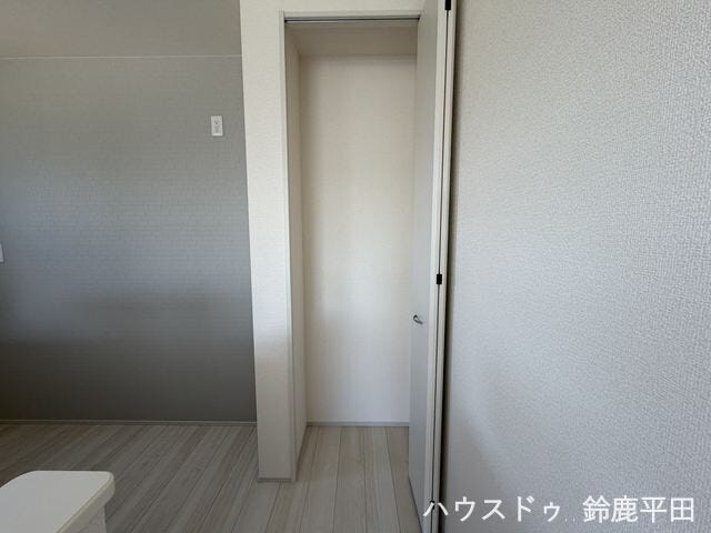 キッチンには便利な収納スペースを備え、食品のストック品などを整理できます。