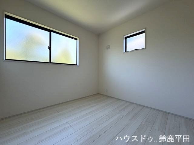 【2階東側約4.5帖洋室】子供部屋や書斎などに活用できるお部屋です。