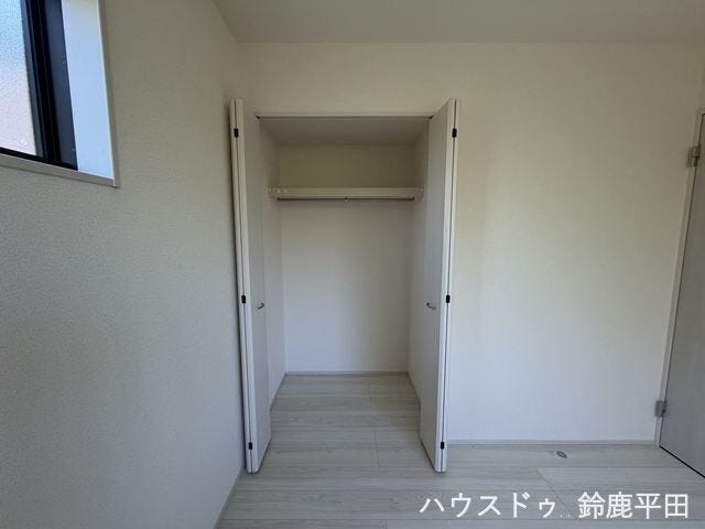 2階東側約4.5帖内に設置された衣服や日用品をすっきり収納できるスペースです。