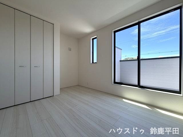 【2階南側約5.4帖洋室】日当たりや風通しが良好な過ごしやすい空間です。