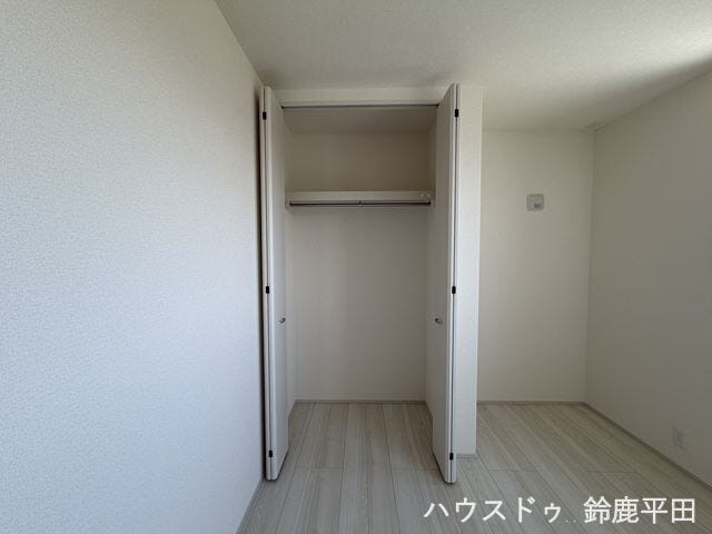 2階南側約5.4帖洋室内に設置された収納スペースです。収納ボックスを設置することで散らかりがちなものもすっきり整理できます。