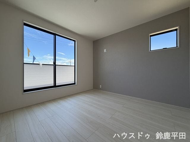 【2階西側約6.3帖洋室】グレーのアクセントクロスが特徴のお部屋です。寝室や書斎などライフスタイルに合わせて活用できます。