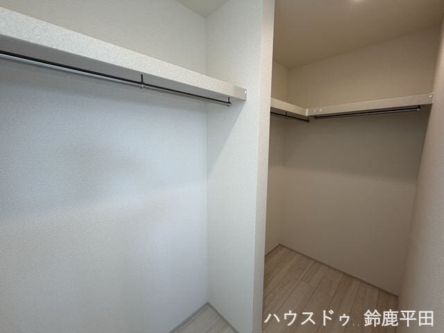 2階西側約6.3帖洋室内に設置されたウォークインクローゼットです。広さがあるのでキャリーケースなどの大型の荷物もすっきり整理できます。