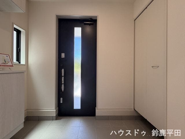 ゆとりあるスペースで玄関の出入りもしやすく、シューズボックスを確保することで玄関周りをすっきり保つことができます。