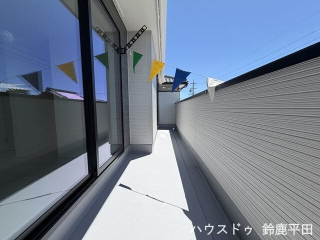 2階南、西側に隣接するバルコニーです。日当たりが良く、晴れている日は洗濯物を干すスペースとして活躍します。