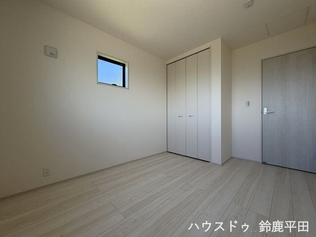 【2階北側約5.4帖洋室】子供の勉強部屋やテレワークなど多様な用途で活用できる空間です。