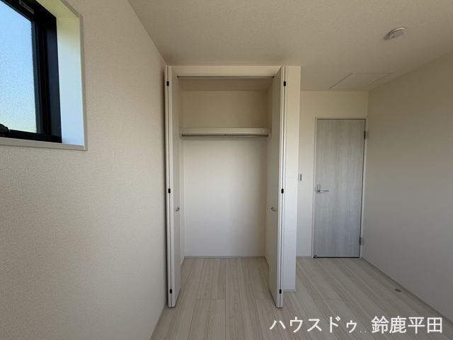 2階北側に設置された収納スペースです。衣服や日用品などをすっきり整理でき、お部屋をすっきり保てます。
