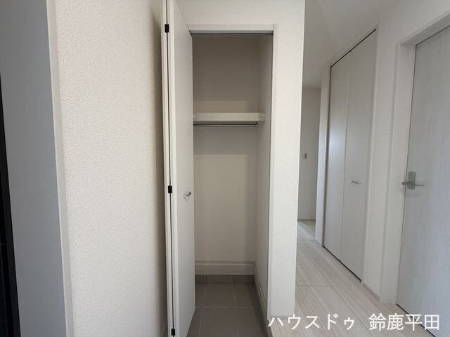 玄関には便利な収納スペースを確保。外で使ったものを帰宅してそのまま収納できるのがいいですね。