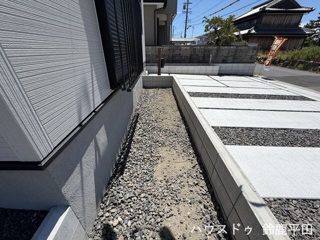 砂利式でお手入れが楽な庭スペースです。お花を植えると華やかなお庭ができそうですね♪