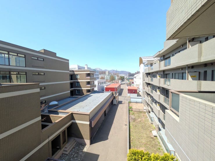 【眺望】
バルコニーに出ると、建物の向こうに山々の稜線を仰ぎます。都心にありながら、ふとした時に遠くの景色を楽しめるのが魅力。視界が抜けるため閉塞感がなく、穏やかな気持ちで過ごせる開放感があります。