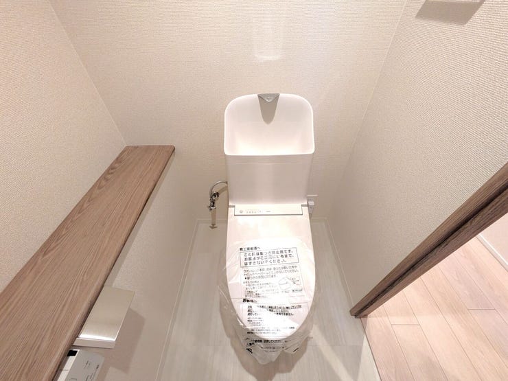 ■温水洗浄便座付きトイレ■
温水洗浄便座付きのトイレで、季節を問わず快適に使用できます。清潔感のある空間で、毎日気持ちよく使えるのも魅力。来客時にも安心してご案内できる、使い勝手に配慮された設備です