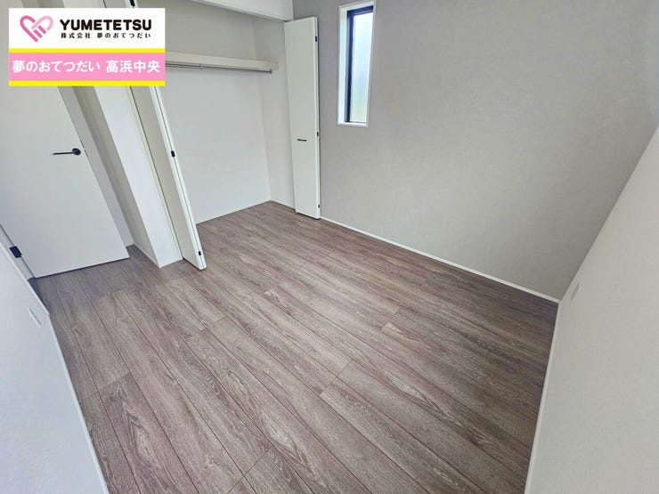 白と木目調を基調にした洋室は落ち着きますね。お部屋のコーディネートも楽しめます。広々とした居住空間は日々の暮らしを彩り、心のやすらぎと満足感を与えてくれます。