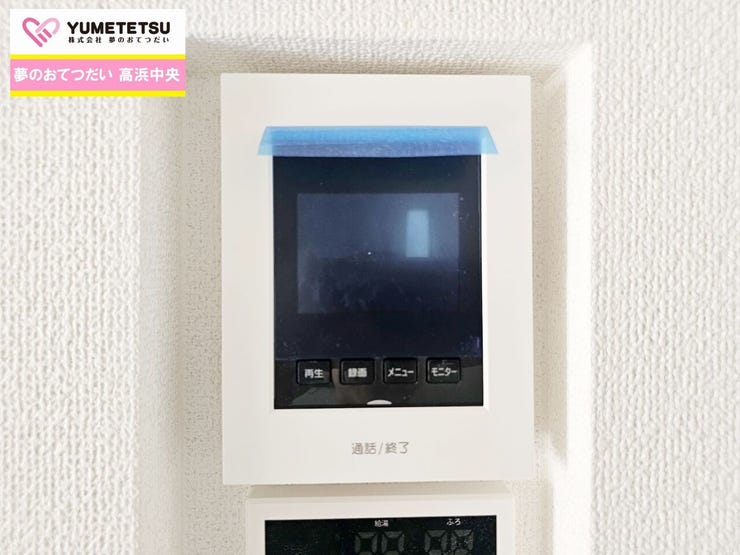 シンプルで使いやすいインターホン。自動録画のほか、手動録画もできます。受話/音量調整、明るさ調整が可能。また、来訪者をズーム機能でズームアップして確認できます。