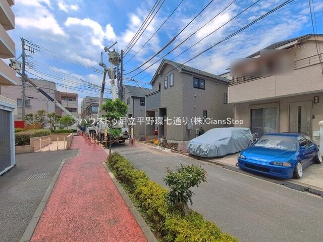 建築中の新築戸建。前面道路に面した開放感ある立地で、完成後の外観も楽しみです。