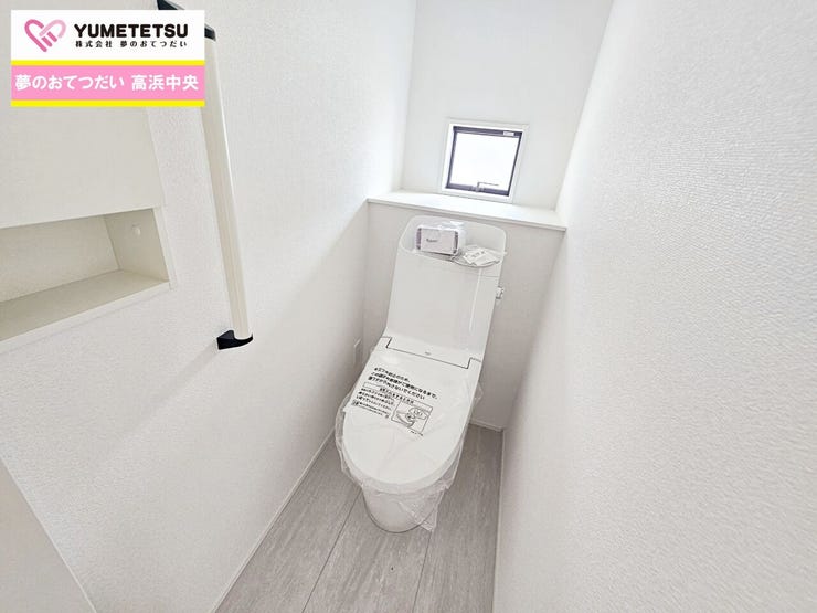 1階と2階に2カ所あるので、朝の混雑時に大活躍☆
小窓からの採光と換気ができるのがうれしいポイント!