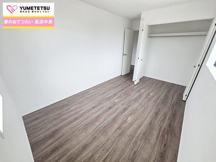 白と木目調を基調にした洋室は落ち着きますね。お部屋のコーディネートも楽しめます。広々とした居住空間は日々の暮らしを彩り、心のやすらぎと満足感を与えてくれます。